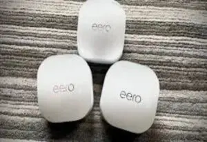 Three white cubes with the word eero on them.